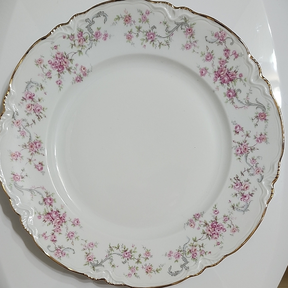 Elegant Floral Dinner Plate with Gold Trim